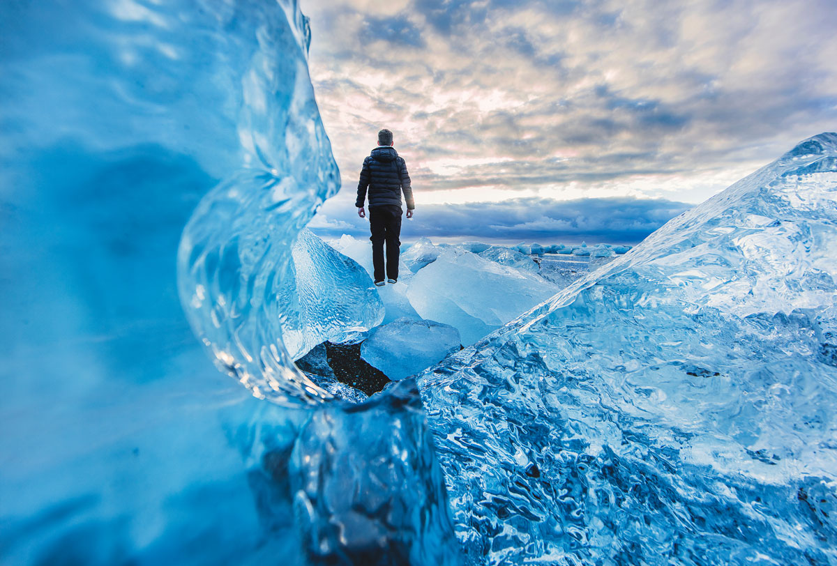Photo homme marchant sur de la glace